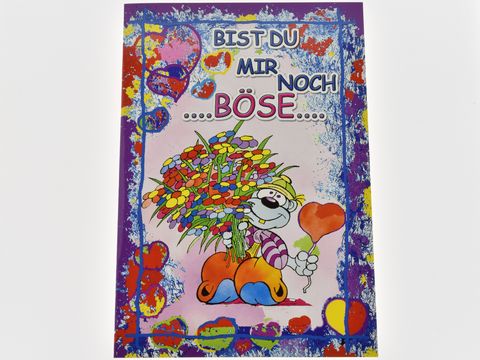Lümmel-Figur mit buntem Blumenstrauß und Herzballon, umgeben von einer farbenfrohen Grundgestaltung. Auf der Karte steht der Spruch "BIST DU MIR NOCH BÖSE". Hersteller ist Juwelier Harnisch.