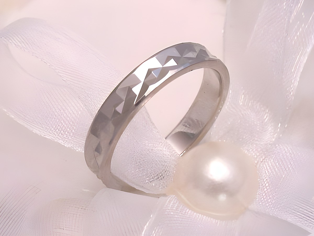 Trauring Ehering FANTASTIC aus Weißgold 333 in Größe 66/21,0, mit facettierter Oberfläche, elegant und schlicht, Hersteller Juwelier Harnisch, bis Größe 66/21,0 verfügbar.