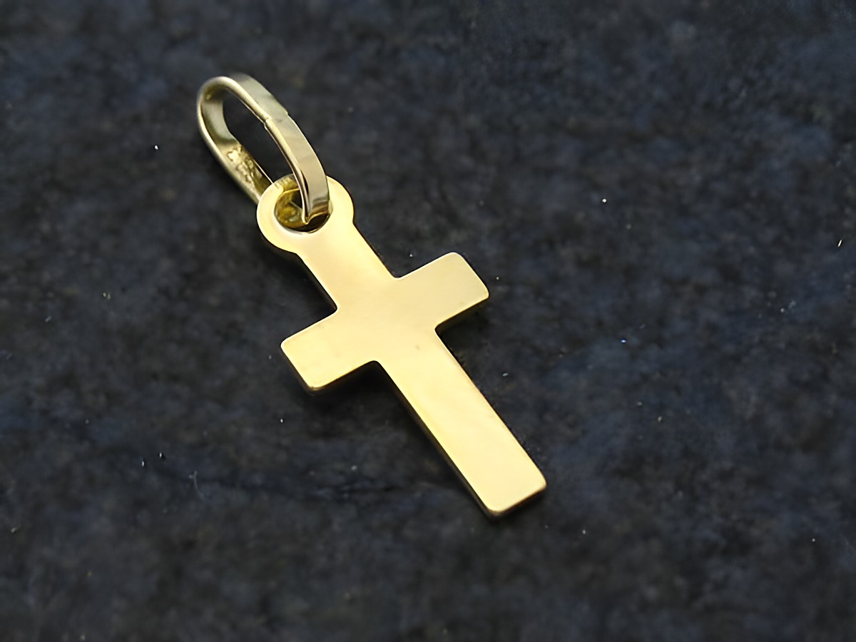 Kleines Goldkreuz aus Gold 333, klassischer Kinderschmuck, hergestellt von Juwelier Harnisch. Das Kreuz hat eine schlichte Form und eine Öse für eine Kette oder einen Anhänger.