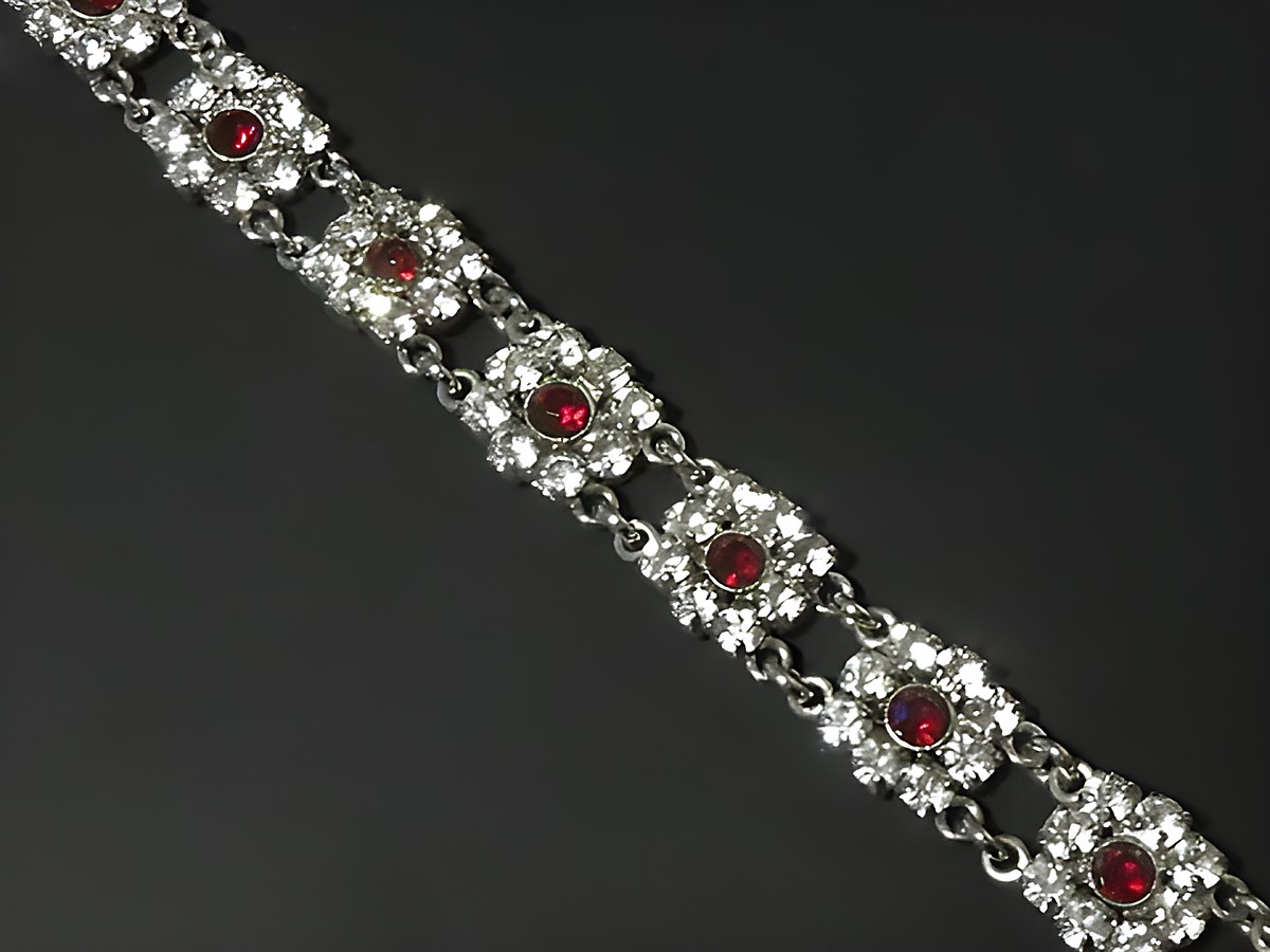 Strass Armband in rot-weiß mit silberfarbenem Design, 19-21 cm, von Juwelier Harnisch, ideal für eleganten Schmuck und als stilvolles Accessoire.