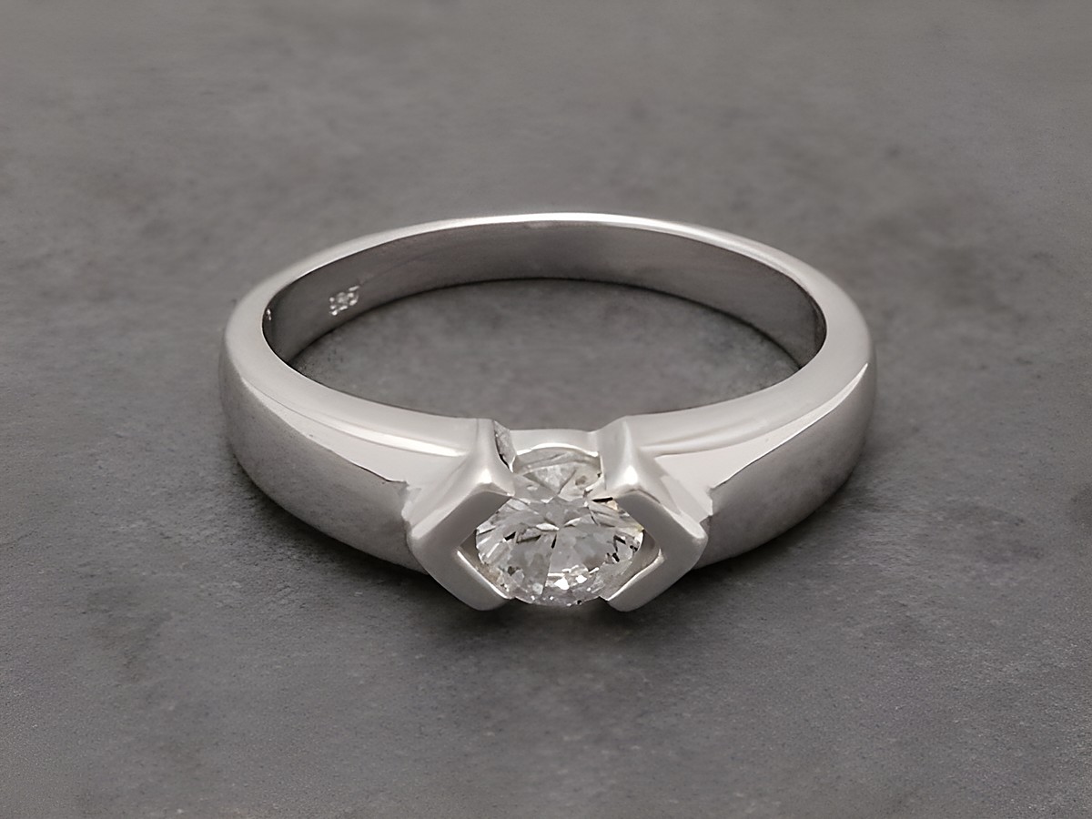 Design Ring charmant aus rhodiniertem Sterling Silber mit Zirkonia, Größe 50, Hersteller Juwelier Harnisch, elegantes und zeitloses Schmuckstück.