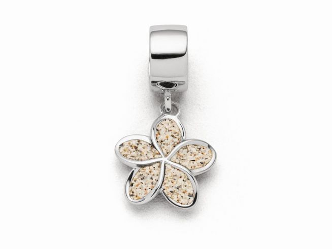 Sterling Silber Charm in Form einer Plumeria Blüte mit Strandsand-Einsatz, gefertigt von DUR, ideal für Armbänder und Schmuckkollektionen.
