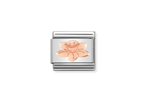 NOMINATION Classic Roségold 430104 23 Narzisse zeigt einen eleganten Charm mit einer zarten Narzissenblüte in Roségold auf einem silbernen Hintergrund. Ideal für individuelle Schmuckgestaltungen.