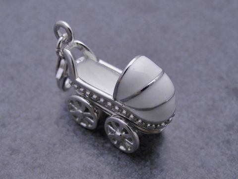 Silber Charms Anhänger in Form eines Kinderwagens, detailreich und plastisch gestaltet in 3D, hergestellt von Juwelier Harnisch, ideal für Kinder und als Geschenk geeignet.