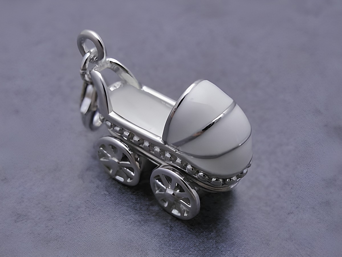 Silber Charms Anhänger in Form eines Kinderwagens, detailreich und plastisch gestaltet in 3D, hergestellt von Juwelier Harnisch, ideal für Kinder und als Geschenk geeignet. – Ansicht 2