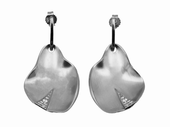 Ohrhänger in Blattform aus 925 Sterling Silber, teilmattiert und rhodiniert, verziert mit Zirkonia, Hersteller: Juwelier Harnisch, elegantes Design mit Stein.