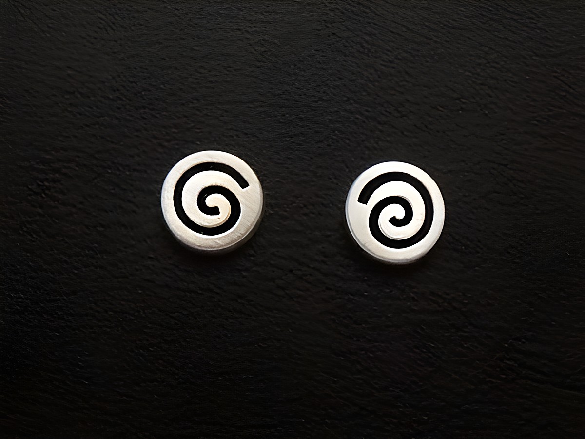 Ohrstecker KREISEL aus 925 Sterling Silber, ohne Stein, mit spiralförmigem Design, Hersteller Juwelier Harnisch, elegant und zeitlos.