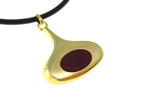 Goldanhänger mit Karneol, geschwungene Form, glänzendes Gold und roter Stein in der Mitte, auf einem schwarzen Halsband befestigt, Hersteller Juwelier Harnisch.