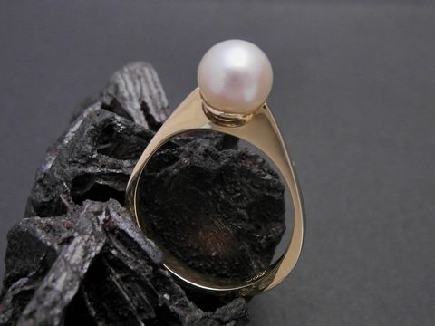 Gold Perlen Ring nobel Gr. 53 Zuchtperle 7,2 mm Gold 585 Goldring Hersteller Juwelier Harnisch bis Gr. 54 17,5 vor schwarzem Hintergrund.