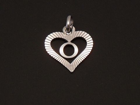 Herz mit Buchstabe O Anhänger aus sterling Silber rhodiniert, gestaltet mit einem inneren runden Element, von Juwelier Harnisch, elegantes und zeitloses Schmuckstück.