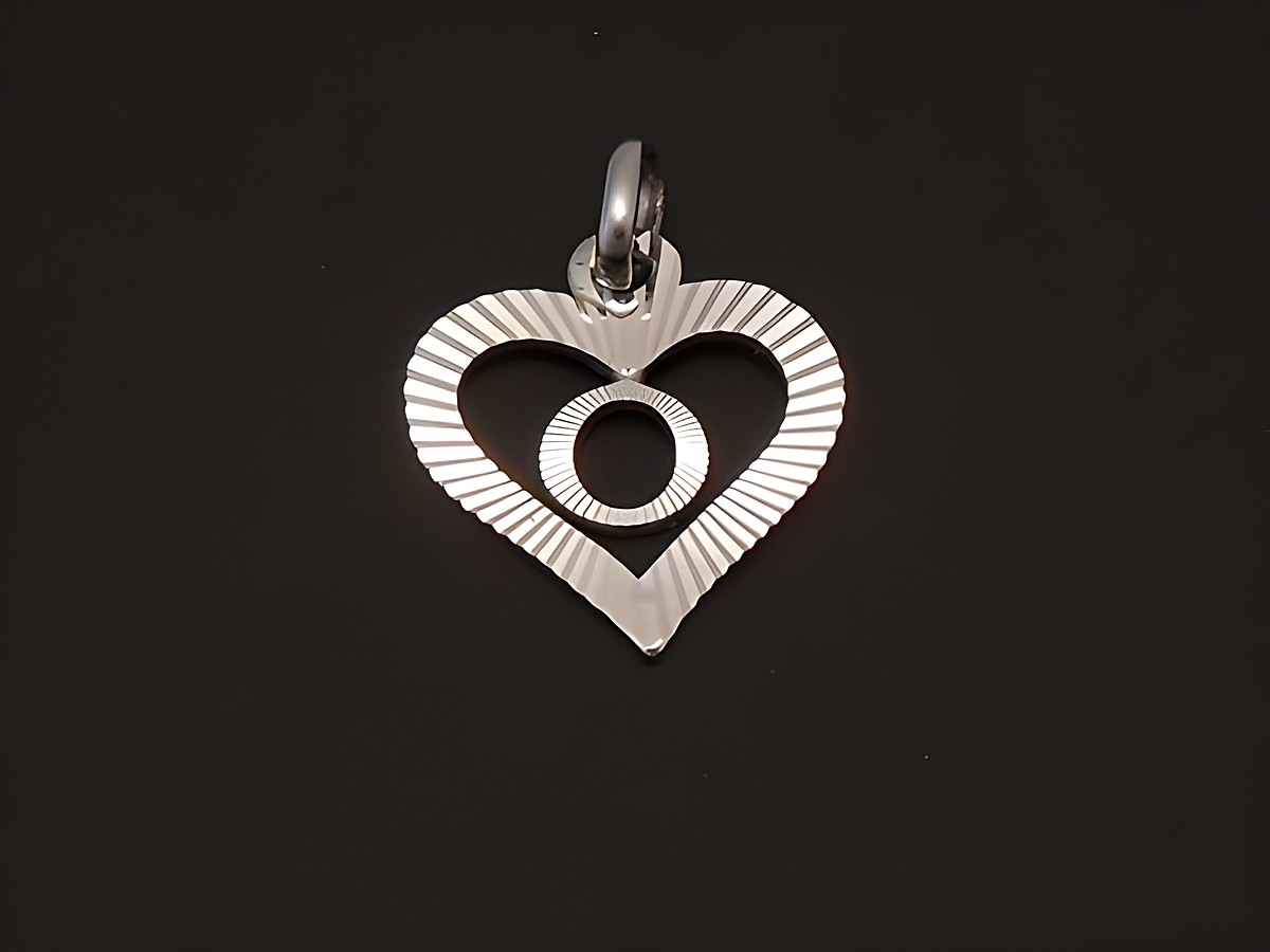 Herz mit Buchstabe O Anhänger aus sterling Silber rhodiniert, gestaltet mit einem inneren runden Element, von Juwelier Harnisch, elegantes und zeitloses Schmuckstück.