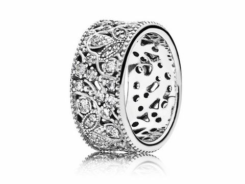 Silberner Ring von Pandora mit floralem Design und Zirkonia, Größe 50, verziert mit einem leuchtenden Blätterkranz aus filigranen Mustern. Ideal für jeden Anlass.