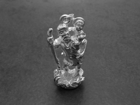 Heiliger Christophorus in plastischer Form als Anhänger aus Sterling Silber, dargestellt mit einem Kind auf der linken Schulter und einem Wanderstab in der rechten Hand, gefertigt von Juwelier Harnisch, symbolisiert den Schutzpatron.