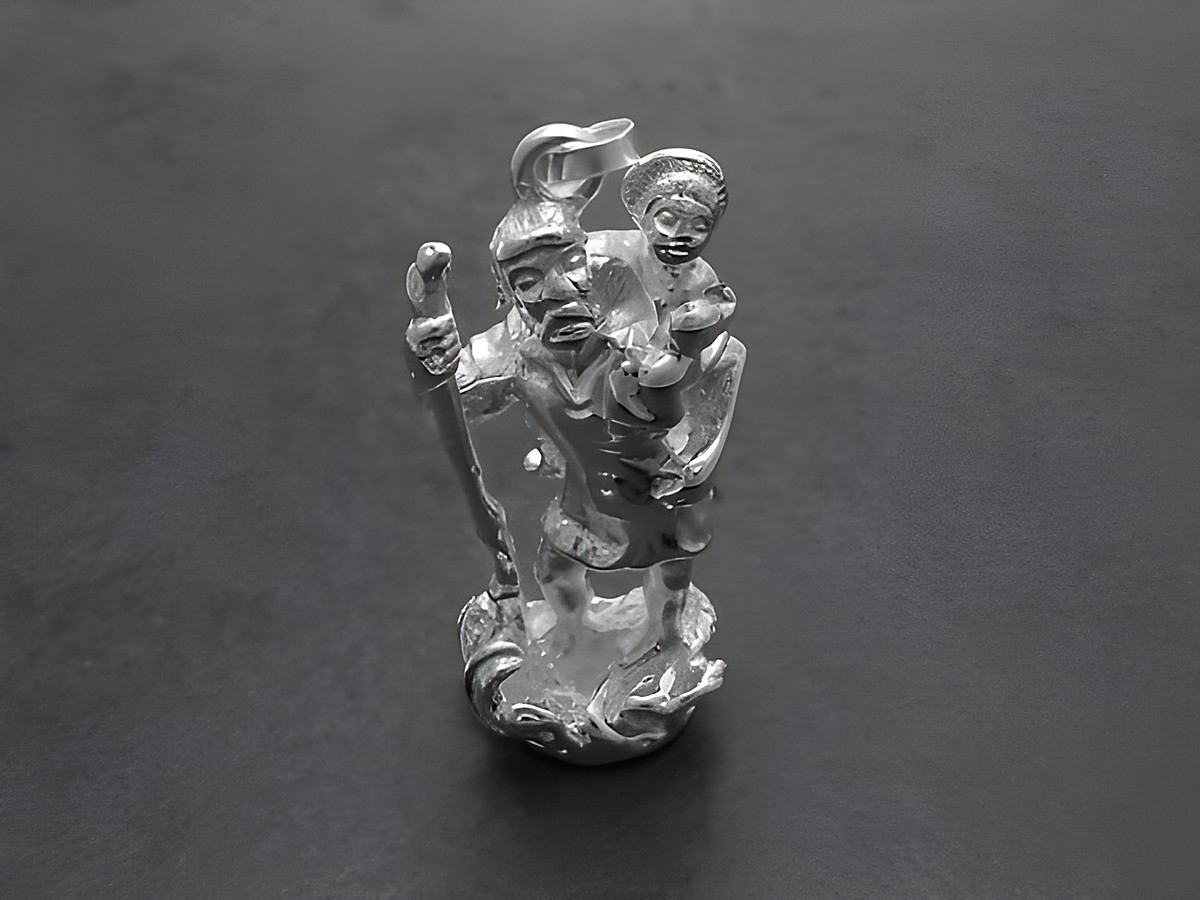 Heiliger Christophorus in plastischer Form als Anhänger aus Sterling Silber, dargestellt mit einem Kind auf der linken Schulter und einem Wanderstab in der rechten Hand, gefertigt von Juwelier Harnisch, symbolisiert den Schutzpatron.