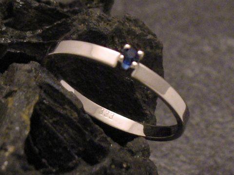 Goldring zart Gold 333 mit synthetischem Safir in Größe 56, hergestellt von Juwelier Harnisch, bis Größe 56/18. Der Ring hat ein schlichtes Design und eine elegante Ausstrahlung.