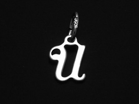 925 Silber Buchstaben Anhänger in Schreibschrift, Buchstabe U, hergestellt von Juwelier Harnisch, elegant und schlicht, ideal für persönliche Akzente.