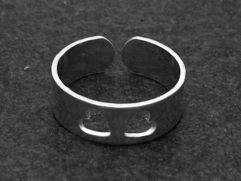 Silberring mit zwei Herzen, Größe wenig verstellbar, Hersteller Juwelier Harnisch, ohne Stein, schlichtes Design in glänzendem Silber, ideal für romantische Anlässe.