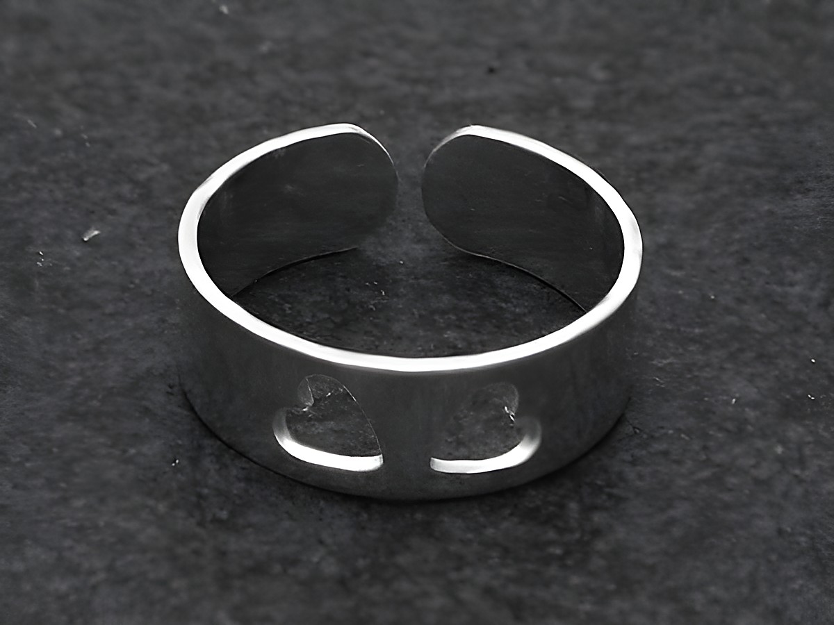 Silberring mit zwei Herzen, Größe wenig verstellbar, Hersteller Juwelier Harnisch, ohne Stein, schlichtes Design in glänzendem Silber, ideal für romantische Anlässe.