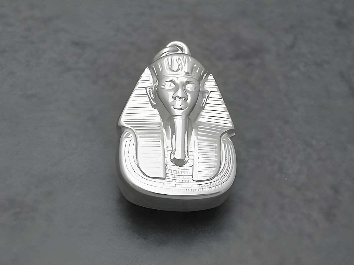 Sterling Silber Anhänger im Design von Tut Ench Amun, dem altägyptischen König und Pharao, hergestellt von Juwelier Harnisch, Ägypten. Exquisite Detailarbeit und kulturelles Erbe vereint.