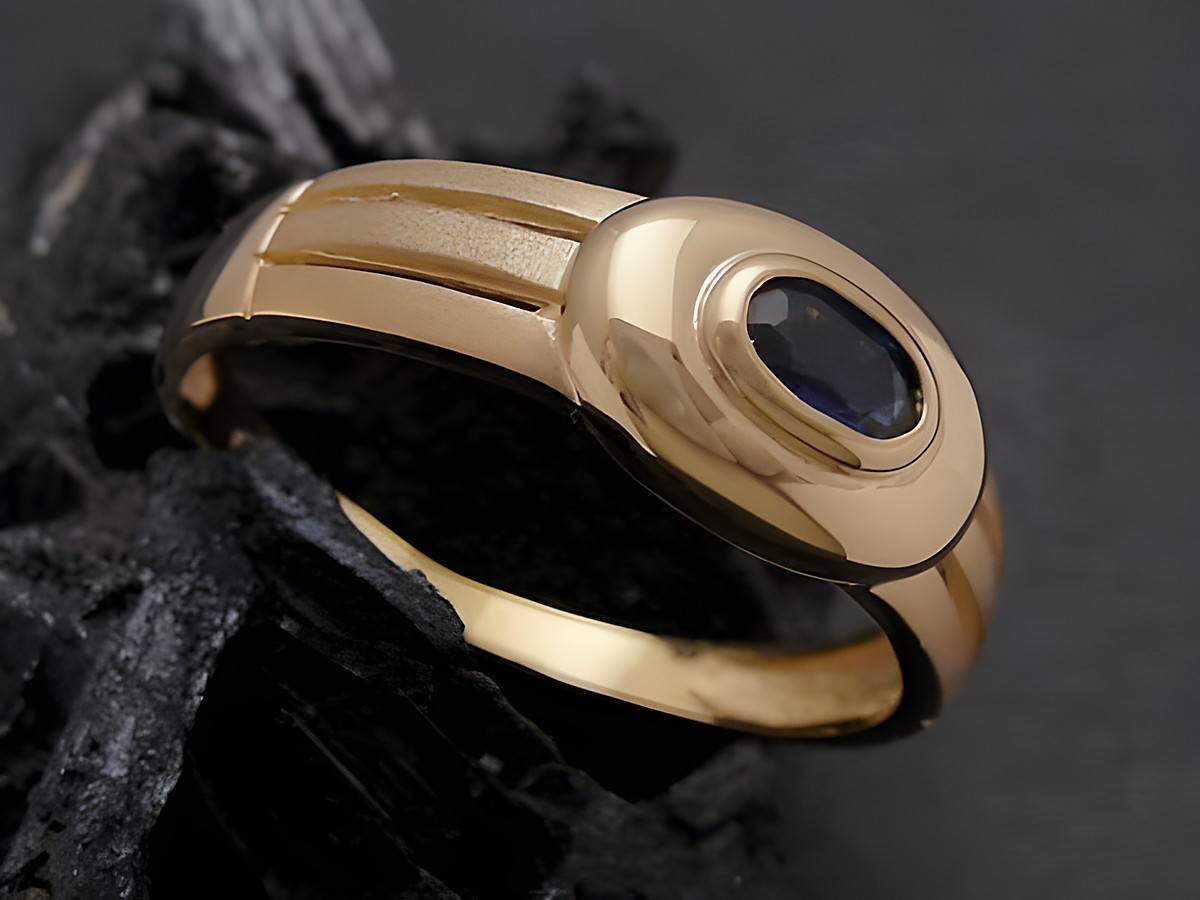 Gold Ring aus edlem Gold 585 mit einem blauen Safir. Der Goldring hat die Größe 52,5 und ist vom Hersteller Juwelier Harnisch. Optimal bis Größe 54/17,5.