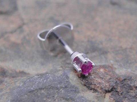1 Ohrstecker unisex aus Weißgold, fein gearbeitet, mit einem rubinroten Stein, Hersteller Juwelier Harnisch, Einzelstück für besonderen Stil.