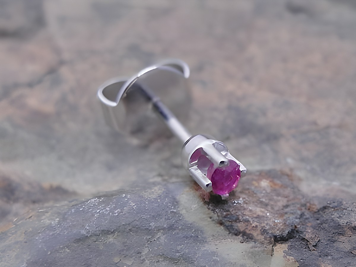 1 Ohrstecker unisex aus Weißgold, fein gearbeitet, mit einem rubinroten Stein, Hersteller Juwelier Harnisch, Einzelstück für besonderen Stil.
