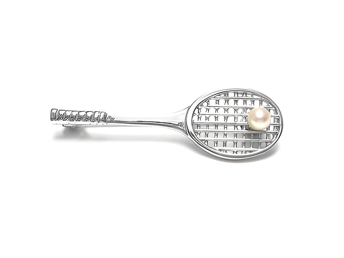 Echte Silber Brosche in Form eines Tennisschlägers mit einer Zuchtperle, hergestellt von Juwelier Harnisch, ideal für Tennisliebhaber und stilvolle Akzente.
