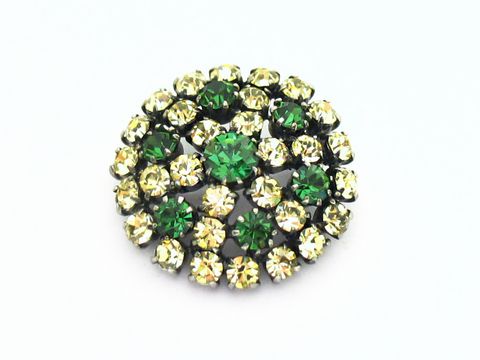 Strass Brosche rund in Grün und Gelb, neu, hergestellt von Juwelier Harnisch. Die Brosche besteht aus funkelnden Strasssteinen in verschiedenen Größen und Farben.