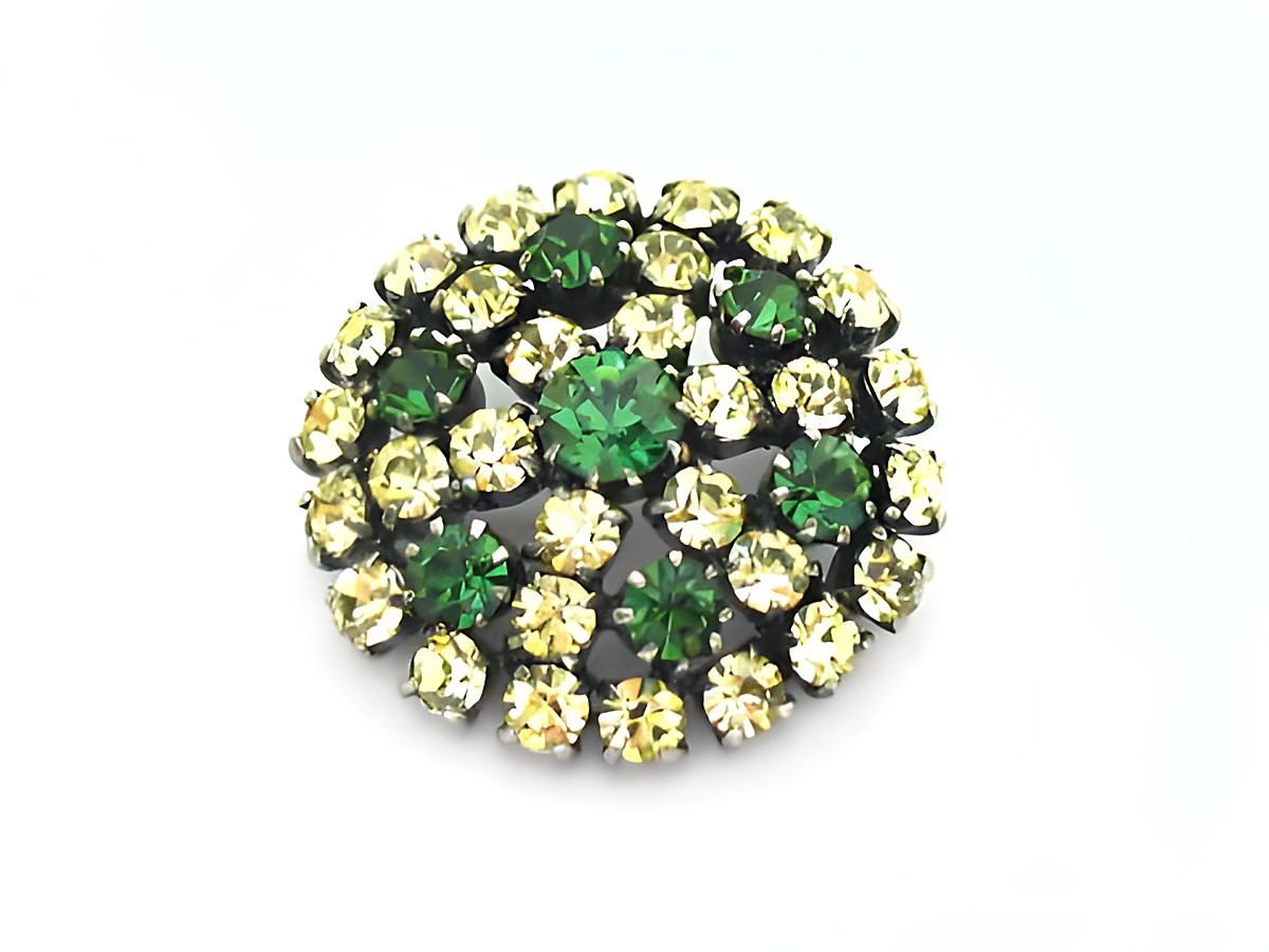 Strass Brosche rund in Grün und Gelb, neu, hergestellt von Juwelier Harnisch. Die Brosche besteht aus funkelnden Strasssteinen in verschiedenen Größen und Farben.