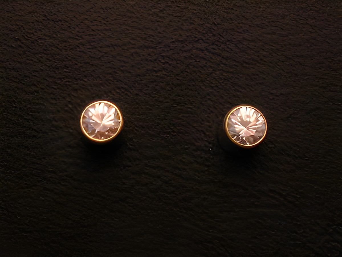 Ohrringe elegant aus Gold 333 mit umwerfendem Zirkonia, Hersteller Juwelier Harnisch, funkeln dezent und setzen einen stilvollen Akzent. Ideal für besondere Anlässe.