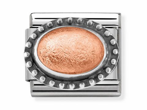 433050203-0 Ein metallischer Schmuckanhänger in Roségold mit einer ovalen Form und einem Nietenrand aus Silber, aus der Kollektion Nomination 330502 03 Classic.