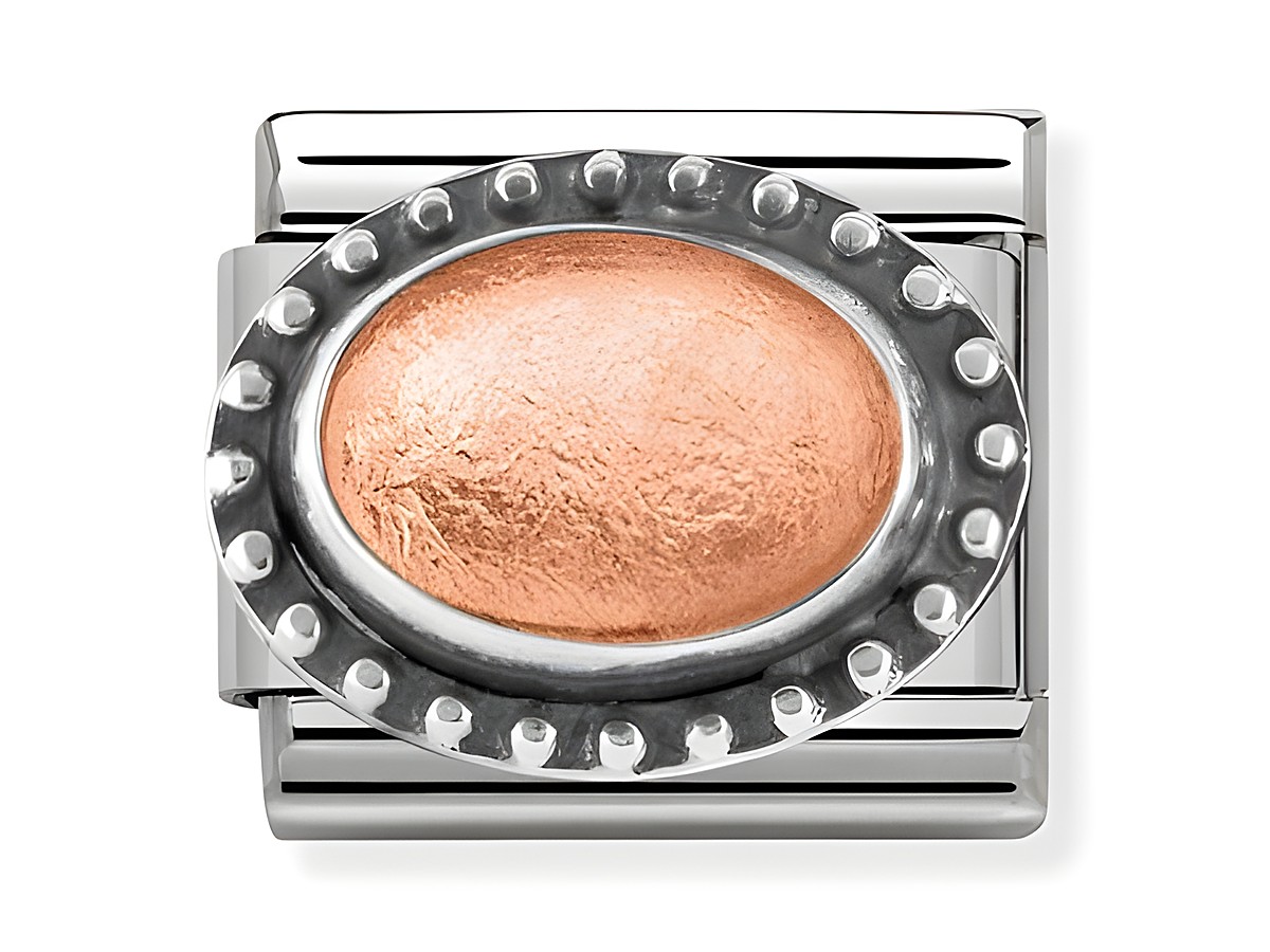 Ein metallischer Schmuckanhänger in Roségold mit einer ovalen Form und einem Nietenrand aus Silber, aus der Kollektion Nomination 330502 03 Classic.