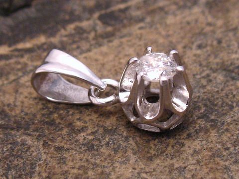 Weißgold Anhänger kunstvoll gefertigt aus Weißgold 585 mit einem Brillant, Hersteller Juwelier Harnisch, der Diamanten und Brillianten vereint. Elegantes Schmuckstück auf natürlichem Hintergrund.