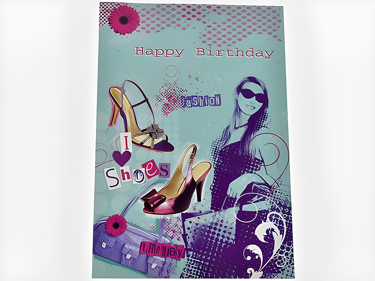 Geburtstagskarte für modebewusste Frauen, mit einer stilisierten Darstellung eines Mädchens, modischen Schuhen und dem Schriftzug Happy Birthday in lebhaften Farben, passend zum Thema Shopping und Fashion.