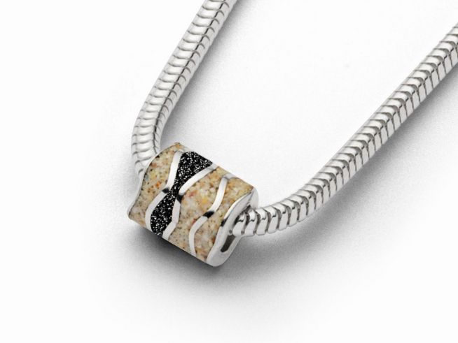 Sterling Silber Kette mit einem Anhänger aus Strandsand und Lavasand, der strandähnliche Wellenmuster in sanften Farben zeigt, perfekt für einen eleganten Look bei jeder Gelegenheit.