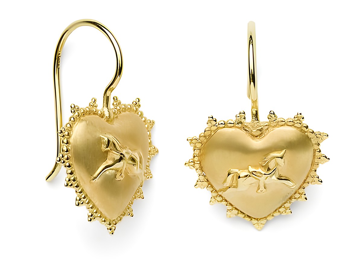 Royal Signs Ohrhänger Herz Pferd vergoldet von Alraune, die Ohrringe haben eine herzförmige Gestaltung mit einem prächtigen Pferdemotiv auf der Vorderseite.