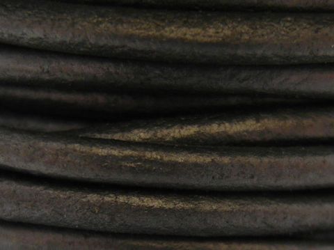 Lederband in Grau mit einer Länge von 27 cm und einer Stärke von 3 mm, ausgestattet mit einem silbernen Bajonett, ideal für individuelle Schmuckgestaltungen.