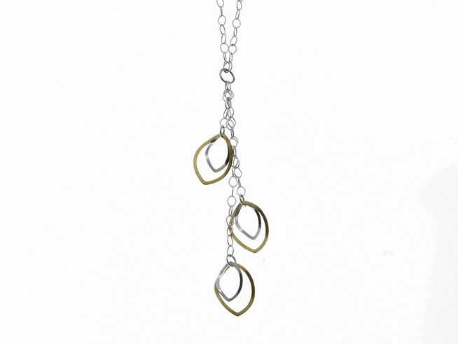 Y-Kette mit Anhänger kunstvoll aus Sterling Silber von Juwelier Harnisch, 43 cm lang, zeigt ein elegantes Design mit drei hängenden, blattförmigen Elementen in unterschiedlichen Farben.