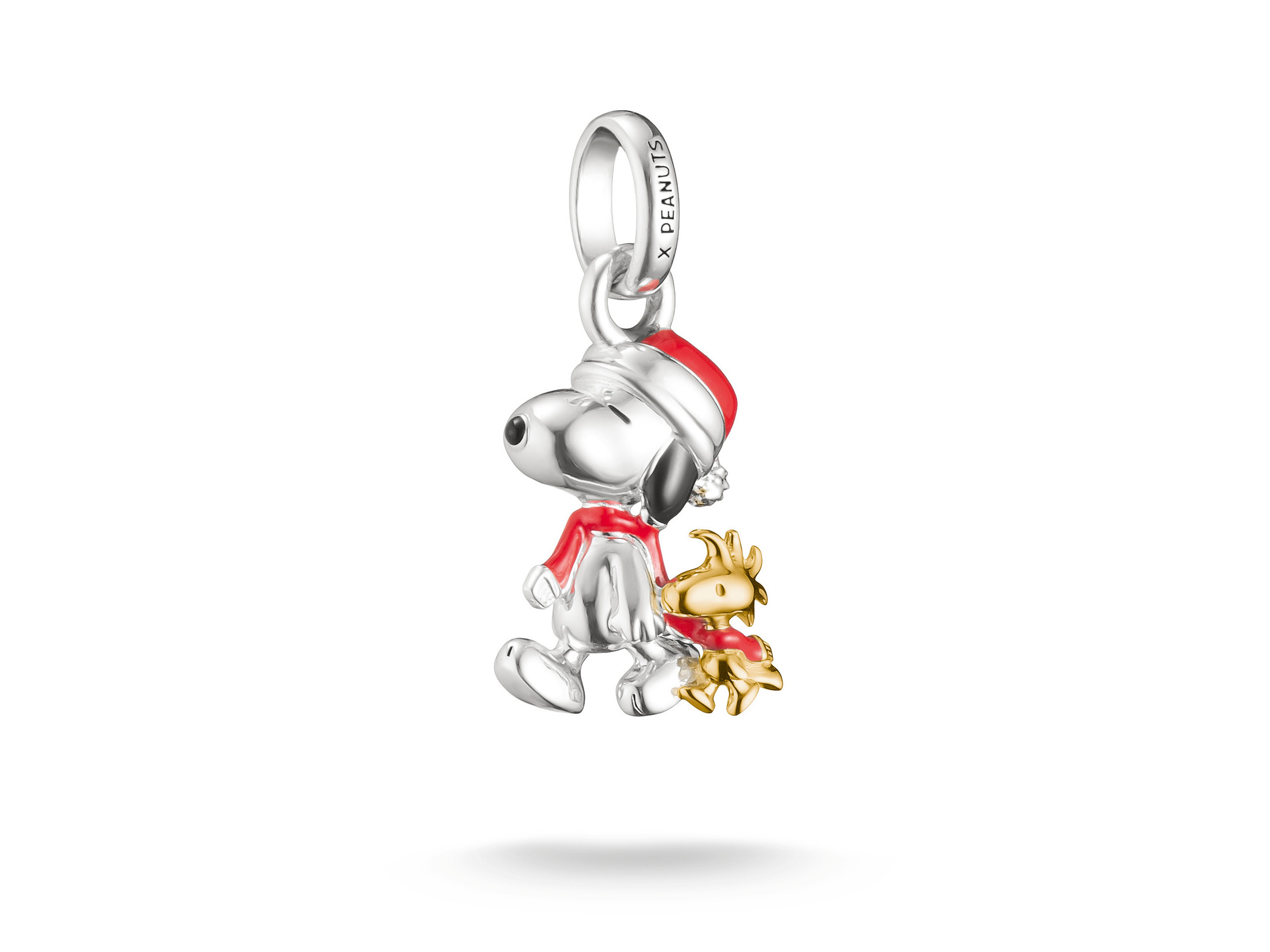 Charm in Form von Snoopy mit Weihnachtsmütze und Rotem Schal, begleitet von Woodstock. Aus Silber und Gold, Teil der Peanuts Santa Edition von Thomas Sabo. Neuheit für Schmuckliebhaber.