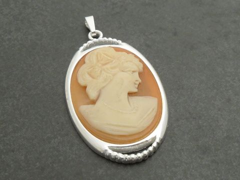 Romantischer Silber Anhänger mit rhodinierten Details, verziert mit einer filigranen Gemme, die das Profil einer eleganten Dame darstellt. Ein zeitloses Schmuckstück des Juweliers Harnisch.