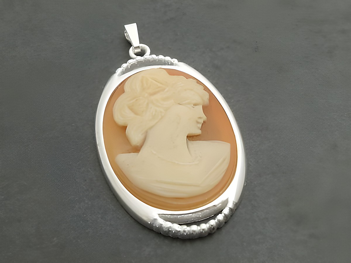 Romantischer Silber Anhänger mit rhodinierten Details, verziert mit einer filigranen Gemme, die das Profil einer eleganten Dame darstellt. Ein zeitloses Schmuckstück des Juweliers Harnisch.