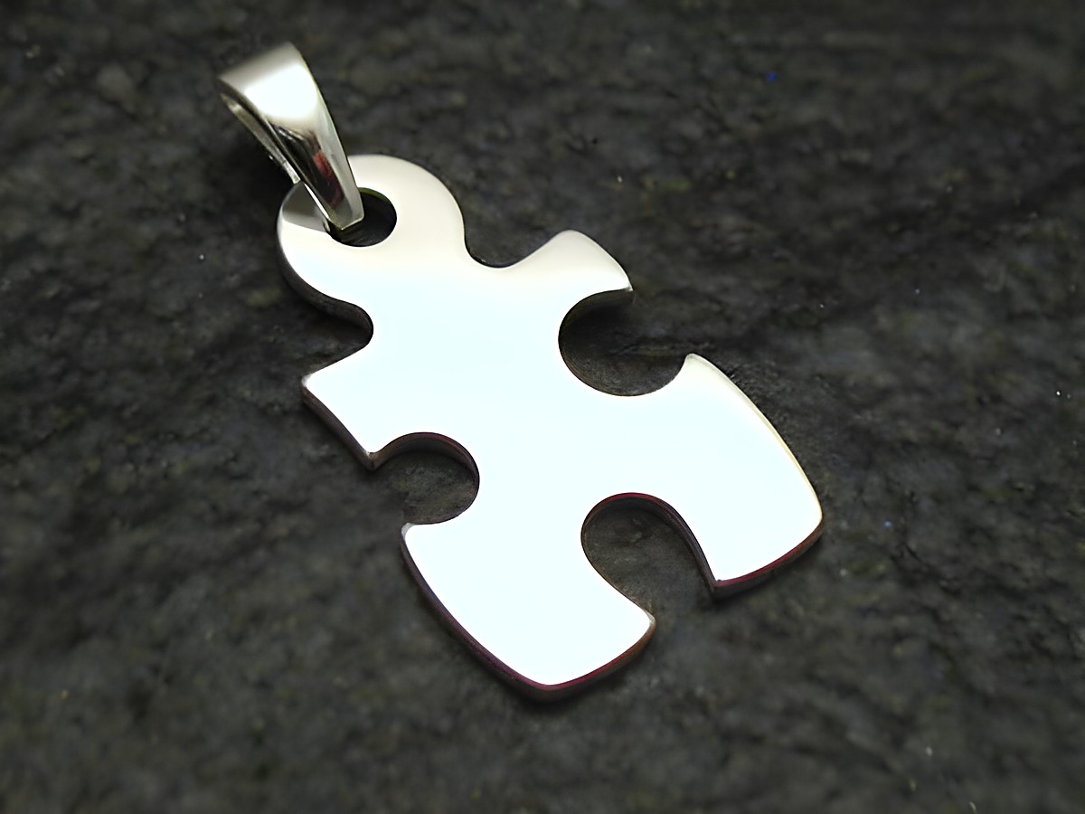 Sterling Silber Anhänger in Form eines Puzzles, glänzende Oberfläche, Hersteller Juwelier Harnisch, ideal für personalisierte Geschenke oder eigene Schmuckkollektionen.