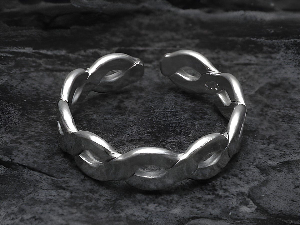 Silberring DESIGN GEFLOCHTEN in wenig verstellbarer Größe, hergestellt von Juwelier Harnisch, ohne Stein, auf dunklem Hintergrund abgebildet. – Ansicht 2
