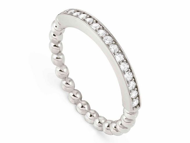 Ein eleganter Ring von Nomination LOVECLOUD aus rhodiniertem Sterling Silber in Größe 15, der mit funkelnden Zirkonia-Steinen besetzt ist und eine glatte Oberfläche aufweist.