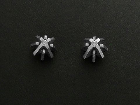 Weißgold Ohrstecker 585 Future mit Brillant 0,06 ct W/Si von Juwelier Harnisch, elegante geometrische Form und funkelnder Stein für stilvollen Ohrschmuck.