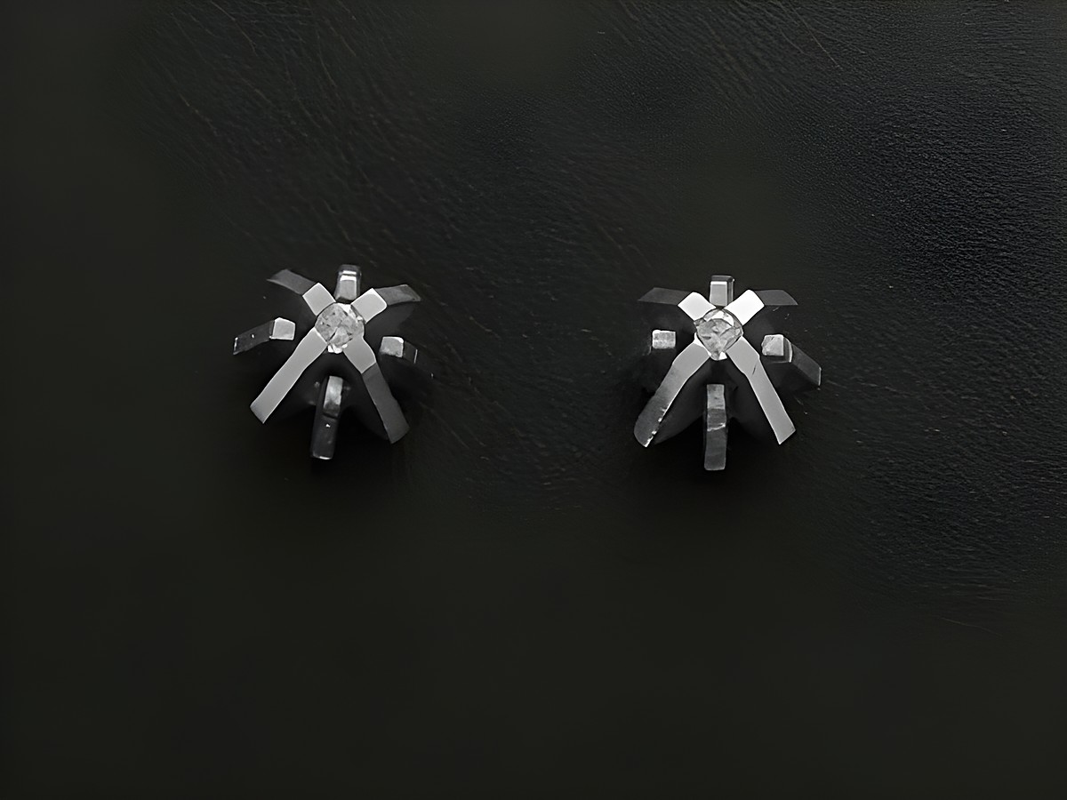Weißgold Ohrstecker 585 Future mit Brillant 0,06 ct W/Si von Juwelier Harnisch, elegante geometrische Form und funkelnder Stein für stilvollen Ohrschmuck.