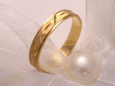 Trauring Ehering CROSS aus 585er Gold in Größe 68/21,6, mit feiner Musterung, Hersteller Juwelier Harnisch, elegant und zeitlos für Hochzeitszeremonien.