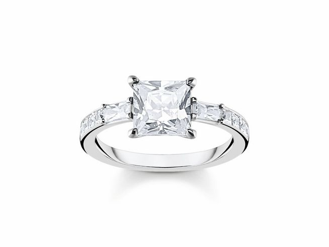 Thomas Sabo Ring TR2380-051-14-56 aus Sterling Silber mit Zirkonia in Größe 56, schlichter eleganter Design mit einem großen, quadratischen Hauptstein und seitlichen, funkelnden Zirkonia.