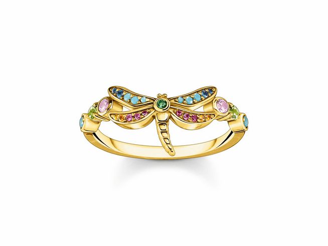 Der Ring aus vergoldetem Sterling Silber zeigt eine Libelle, verziert mit bunten Glas-Keramik- und Emaille-Steinen in verschiedenen Farben, Größe 56.