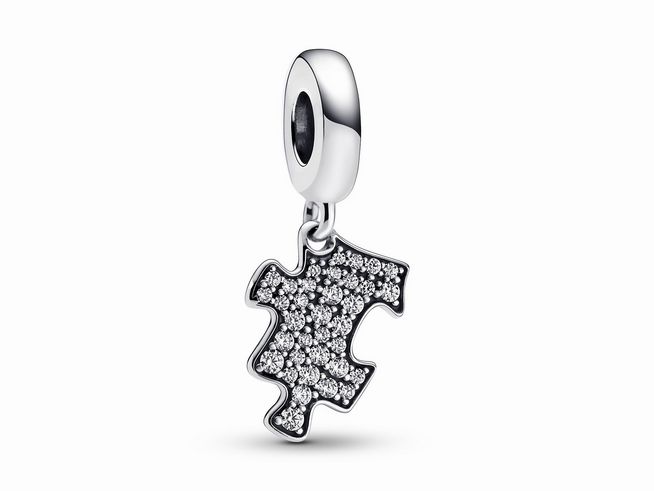 Der Pandora Funkelnde Puzzleteil Charm-Anhänger aus Sterling Silber zeigt eine detaillierte Puzzleform, besetzt mit funkelndem klarem Zirkonia, perfekt für individuelle Schmuckstücke.